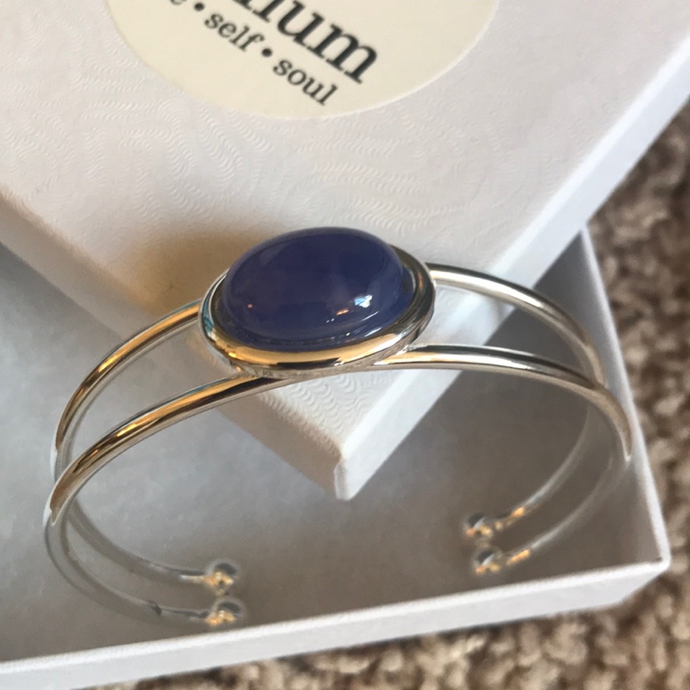 🎁NEW in Box, silver bracelet with purple stone